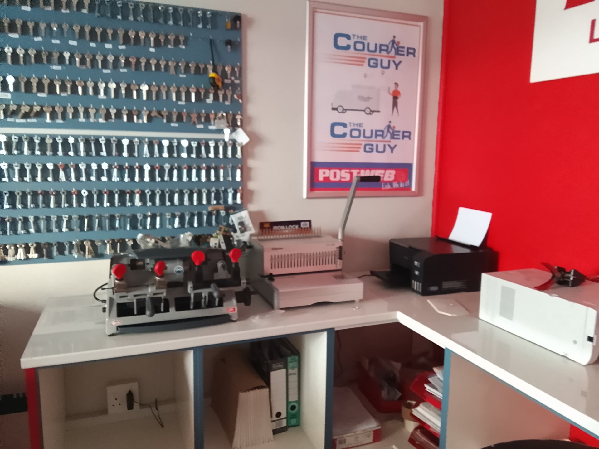 Key cutting wall with blanks and machine